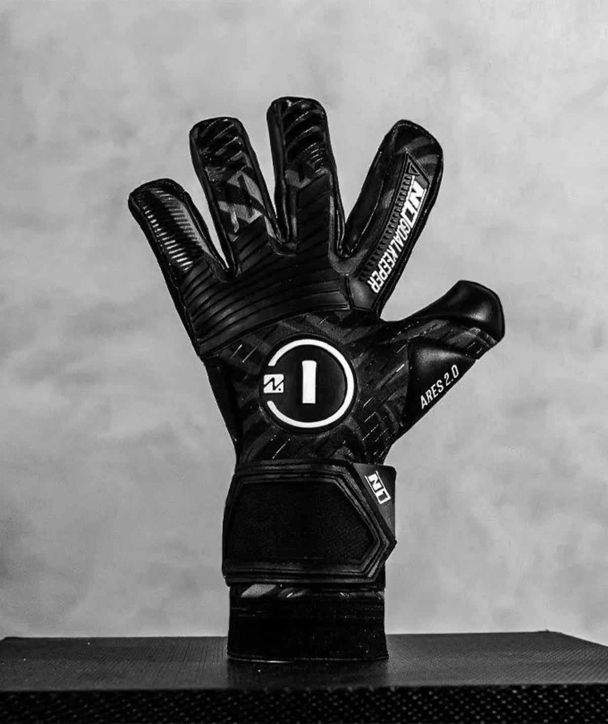 Luva de Goleiro Profissional N1 Ares
