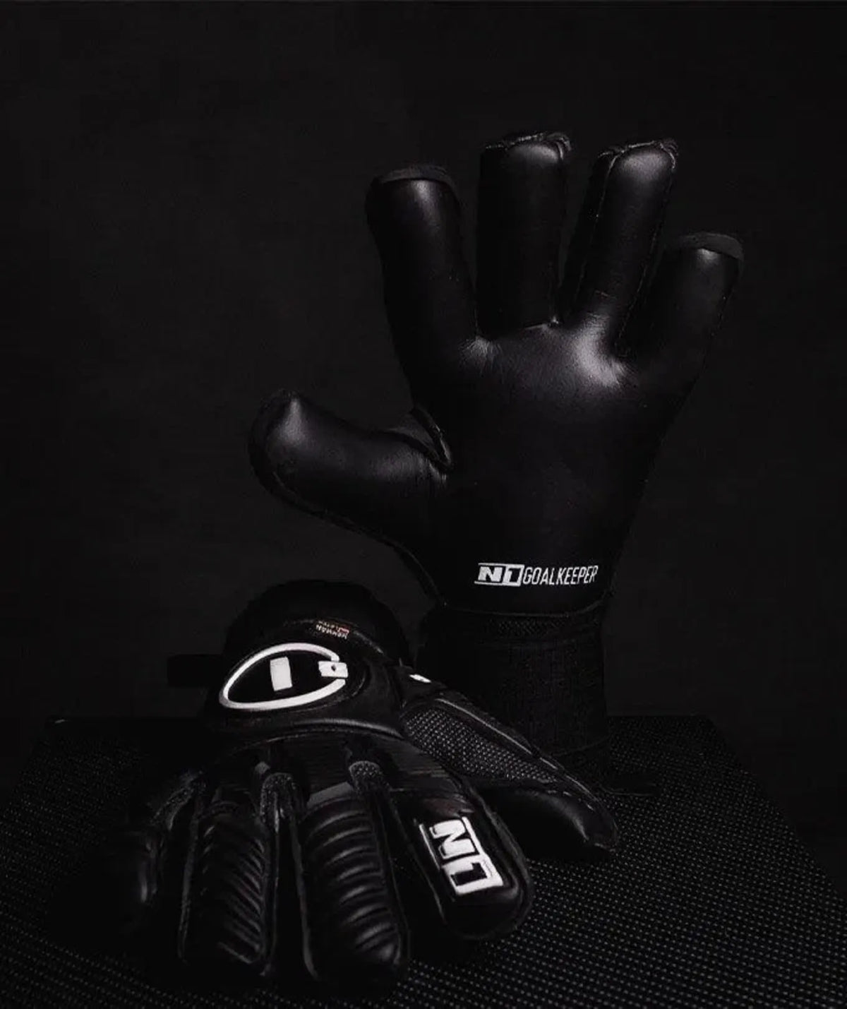 Luva de Goleiro Profissional N1 Horus