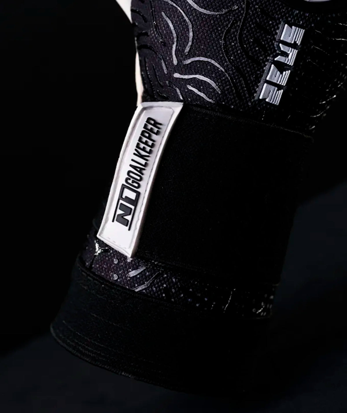 Luva de Goleiro Profissional N1 Zeus 2.0
