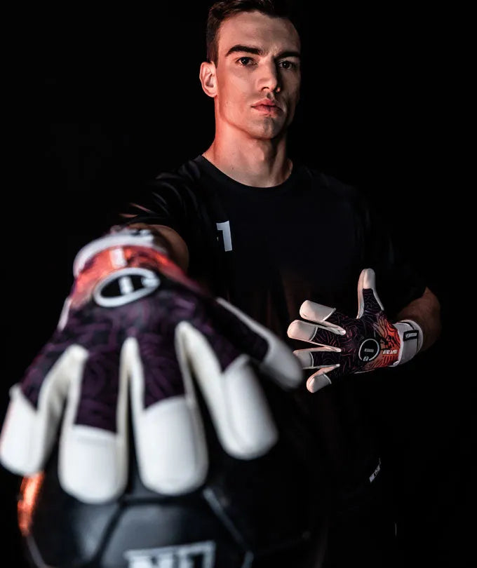 Luva de Goleiro Profissional N1 Zeus 2.0