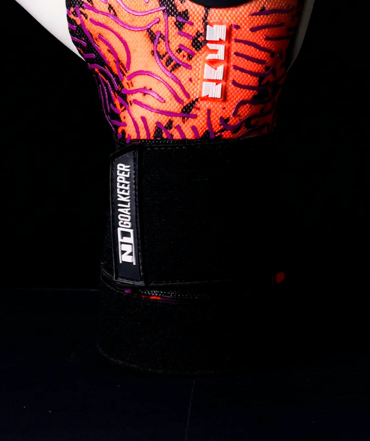 Luva de Goleiro Profissional N1 Zeus 2.0