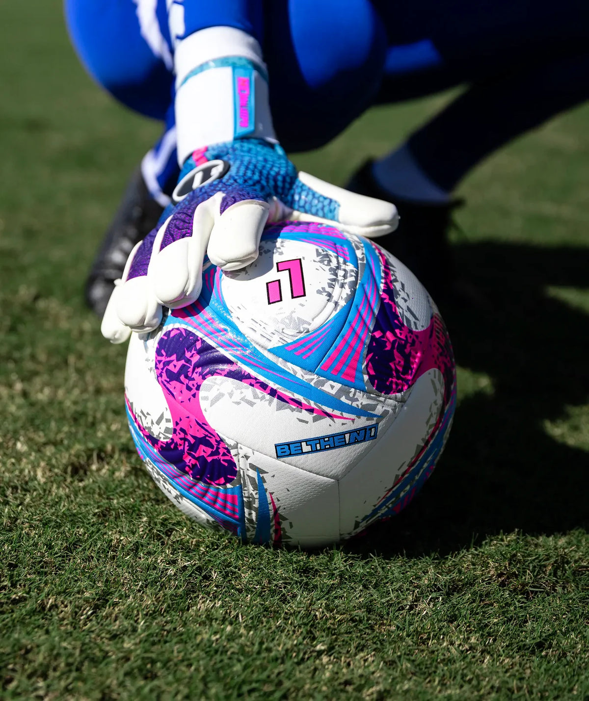 Bola de Futebol N1 Aura | Bola Semi-Híbrida para Treino