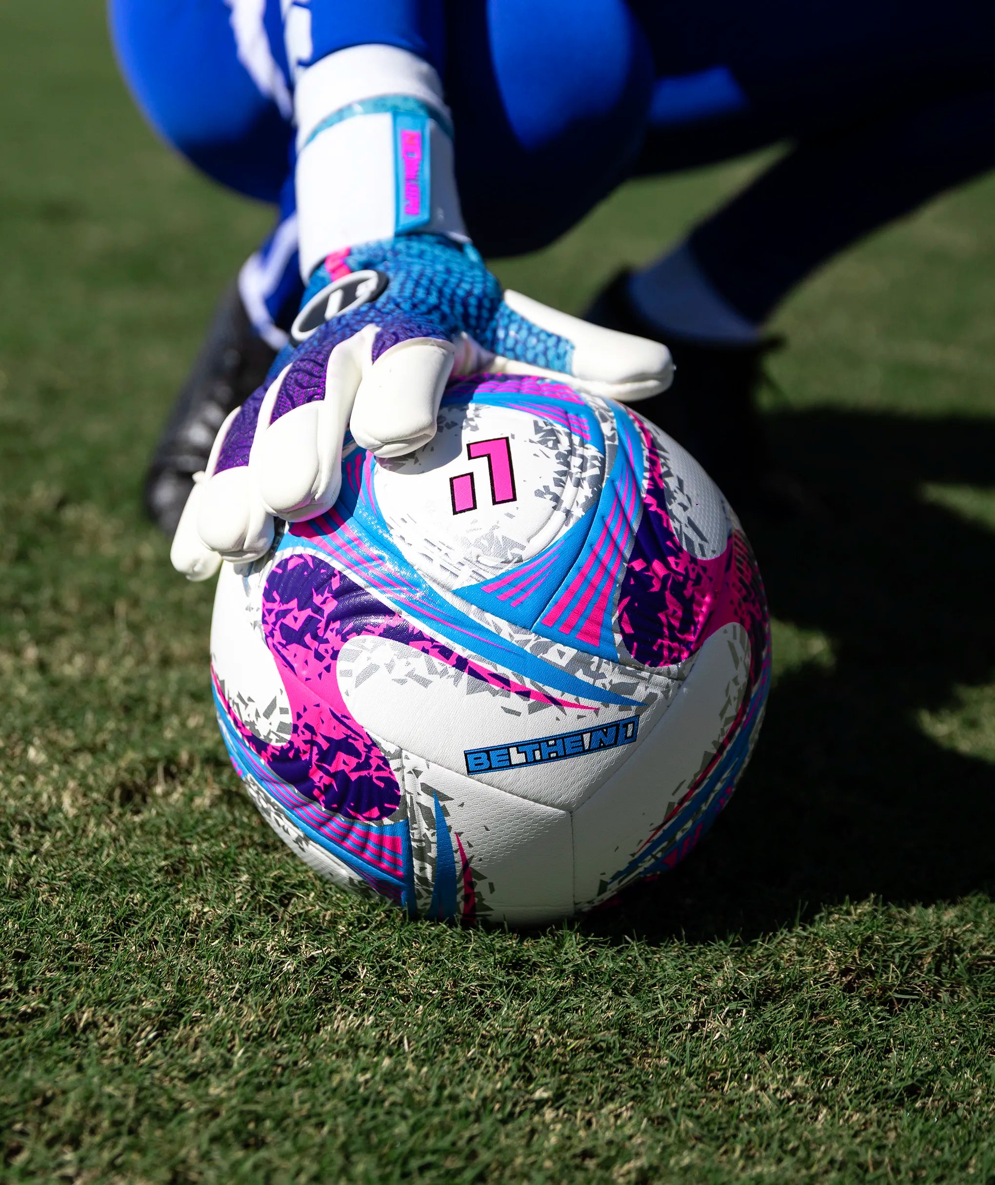 Bola de Futebol N1 Aura | Bola Semi-Híbrida para Treino