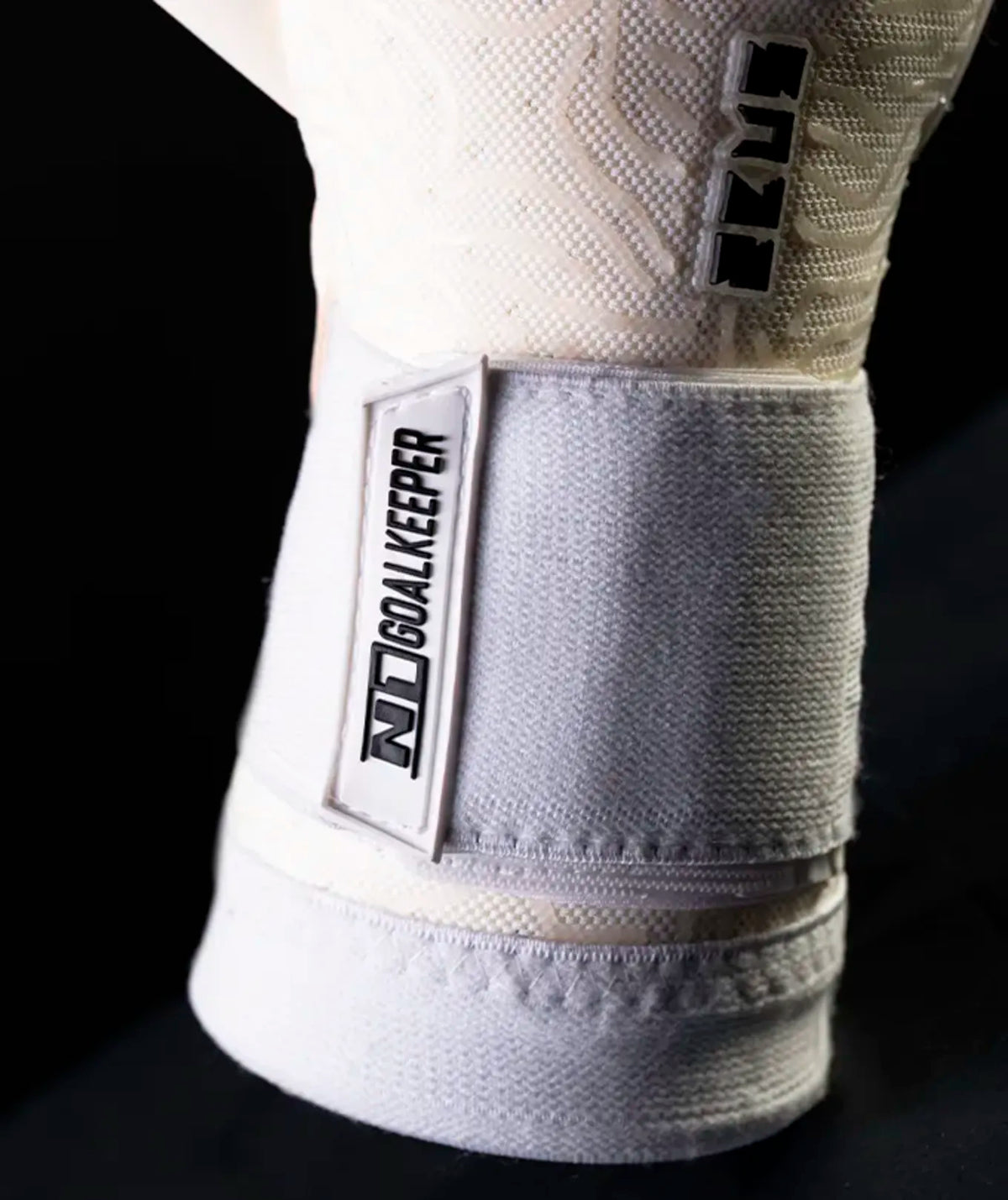 Luva de Goleiro Profissional N1 Zeus 2.0