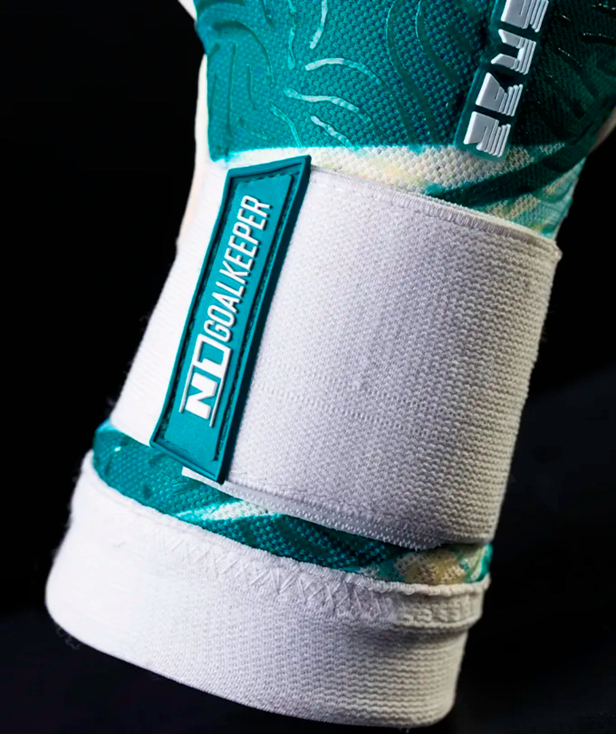 Luva de Goleiro Profissional N1 Zeus 2.0